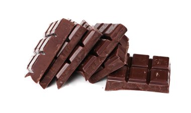 Beyaz arkaplanda izole edilmiş çikolata çubukları