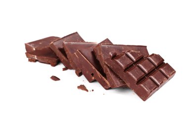 Beyaz arkaplanda izole edilmiş çikolata çubukları
