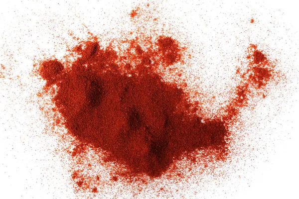 Högen av röd paprikapulver isolerad på vit — Stockfoto