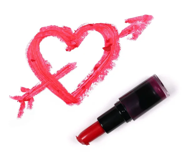 Rouge à lèvres rouge et coeur avec flèche isolée sur fond blanc — Photo