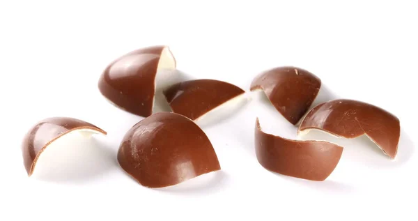 Çikolata yumurta üzerinde beyaz izole, kırık — Stok fotoğraf