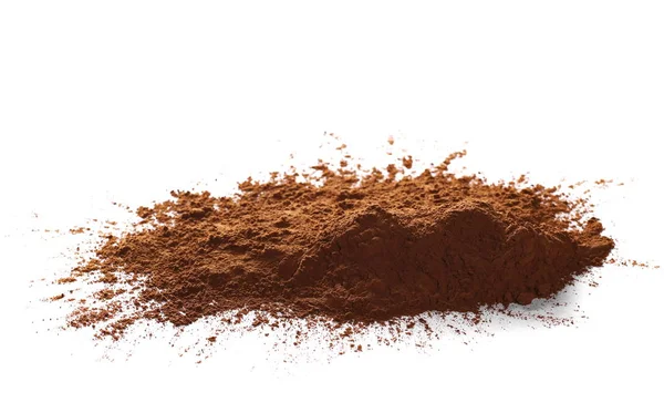 Stapel cacaopoeder geïsoleerd op witte achtergrond — Stockfoto