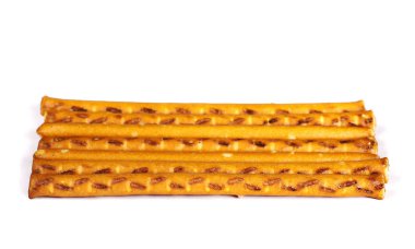 Beyaz arka planda izole edilmiş tuzlu kraker çubukları.