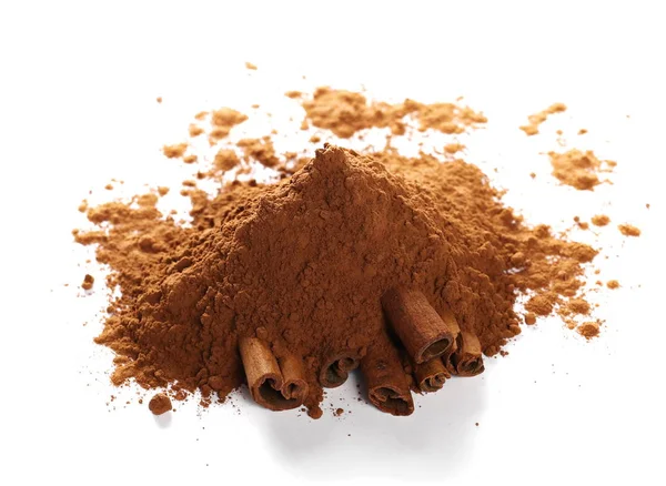 Skořicové tyčinky a hromadu kakaový prášek izolovaných na bílém pozadí — Stock fotografie