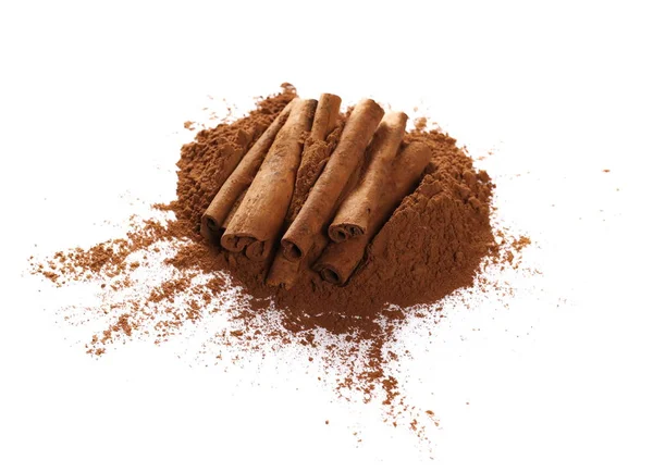 Bastoncini di cannella e cacao in polvere pila isolato su sfondo bianco — Foto Stock
