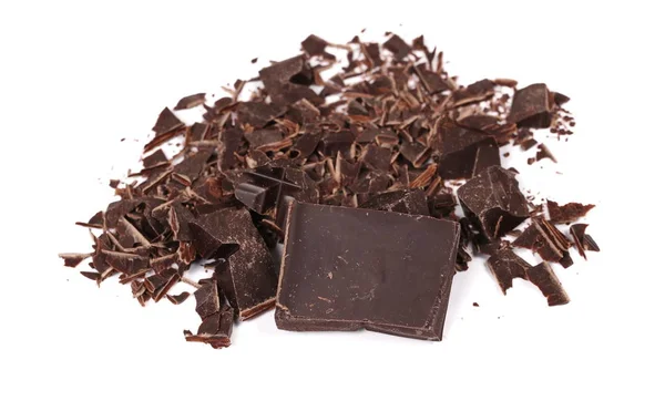Σωρός τεμαχισμένη σοκολάτα που απομονώνονται σε λευκό — Φωτογραφία Αρχείου