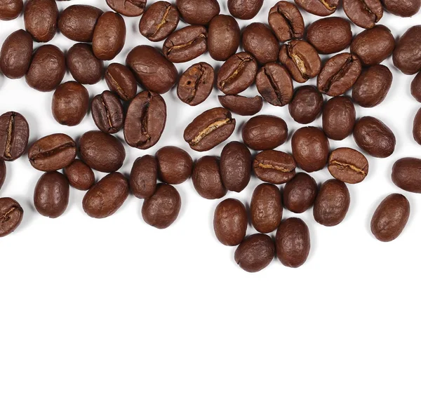 Högen kaffebönor isolerad på vit bakgrund och textur, ovanifrån — Stockfoto