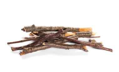 Beyaz arka plan üzerinde izole yangın için kuru dalları kazık