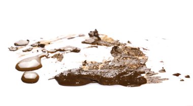 kırpma yolu ile beyaz arka plan üzerinde izole damla püskürtülür çamur