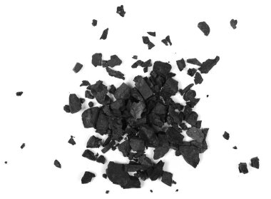 Yığın siyah kömür beyaz arkaplanda izole