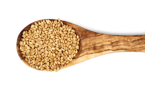 Stapel tarwe kernels met houten lepel geïsoleerd op wit, top uitzicht — Stockfoto