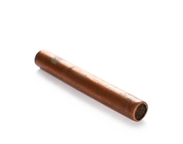 Tubo de cobre viejo oxidado para calefacción, aislado sobre fondo blanco — Foto de Stock