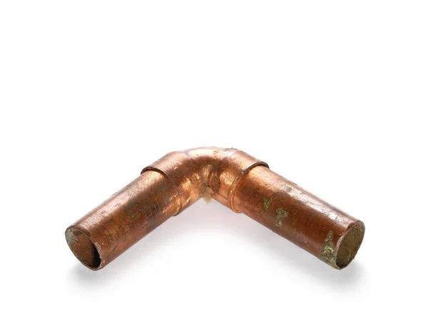 Rusty vecchio tubo di rame per il riscaldamento, isolato su sfondo bianco — Foto Stock