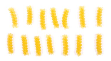 İtalyan sarmal şeklinde makarna, makarna, izole üzerinde beyaz arka plan, üstten görünüm