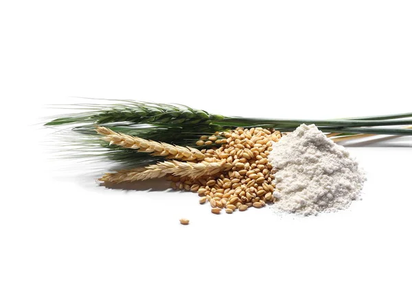 Zelený uši pšenice a mouky izolovaných na bílém pozadí — Stock fotografie