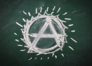 Kara tahta blackboard doku kopya alanı ile Anarşi sembolü