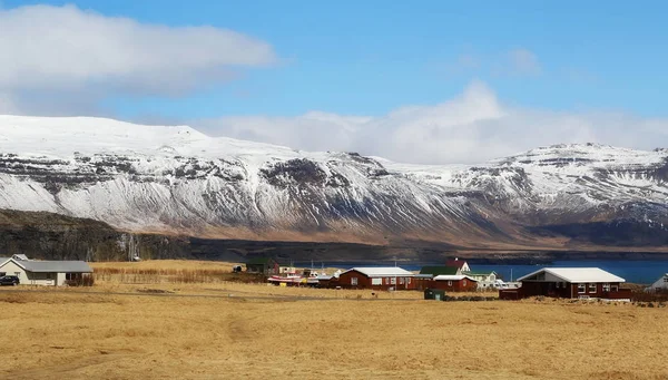 Bahar, İzlanda doğusunda kar ile Dağları — Stok fotoğraf