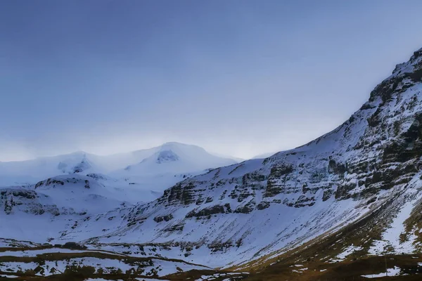산와 눈 거리에 아이슬란드 풍경 — 스톡 사진