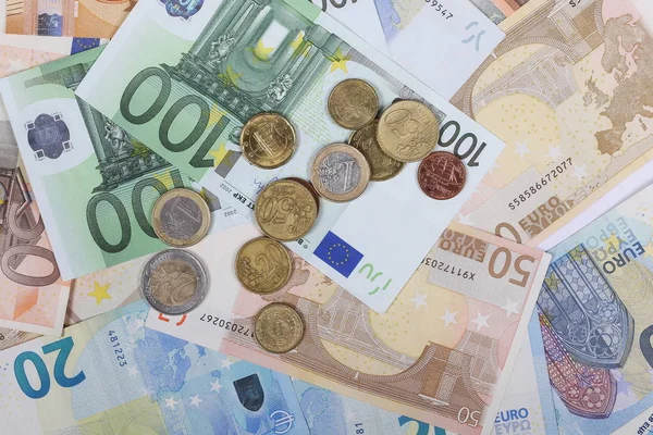 Bank van de eurozone neemt met metalen munten, facturen achtergrond en textuur — Stockfoto