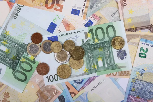 Bank van de eurozone neemt met metalen munten, facturen achtergrond en textuur — Stockfoto