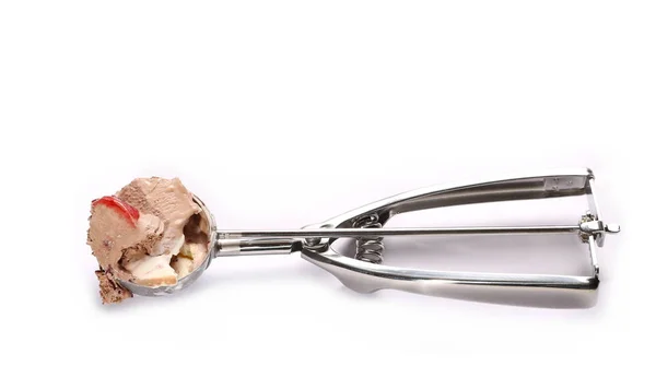 Colher de metal com sorvete, isolado em fundo branco — Fotografia de Stock