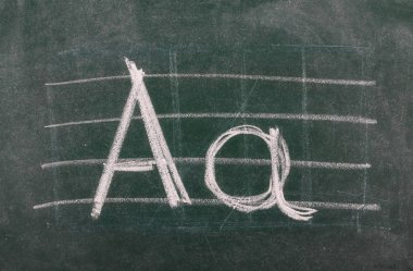 Büyük ve küçük harf A kara tahta, blackboard doku üzerinde