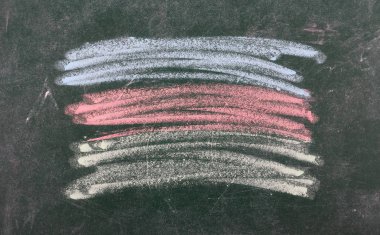 Kara tahta, blackboard doku üzerinde kırmızı, sarı ve mavi şekiller