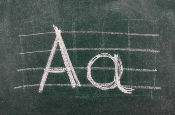 Büyük ve küçük harf A kara tahta, blackboard doku üzerinde