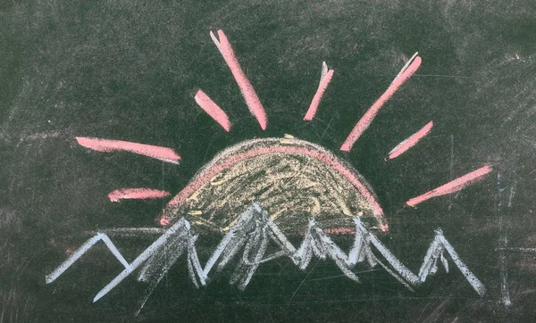 Sol nascendo atrás de montanhas em chalkboard, textura blackboard — Fotografia de Stock