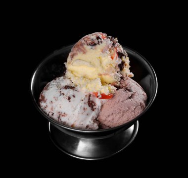 Meyve ve siyah arka plan üzerine izole metal kapta çikolatalı dondurma