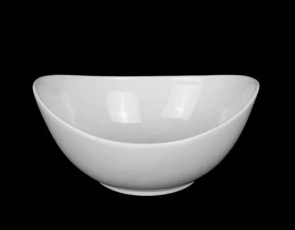 검은 배경에 고립 된 빈 흰색 그릇 — 스톡 사진