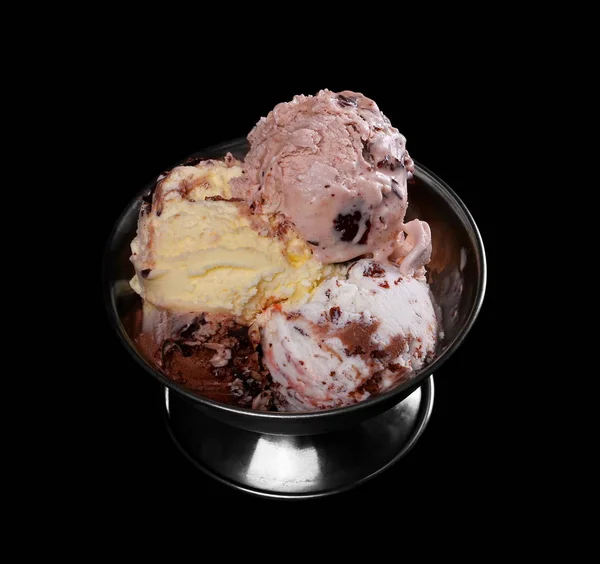 Glace aux fruits et au chocolat dans un bol en métal isolé sur fond noir — Photo