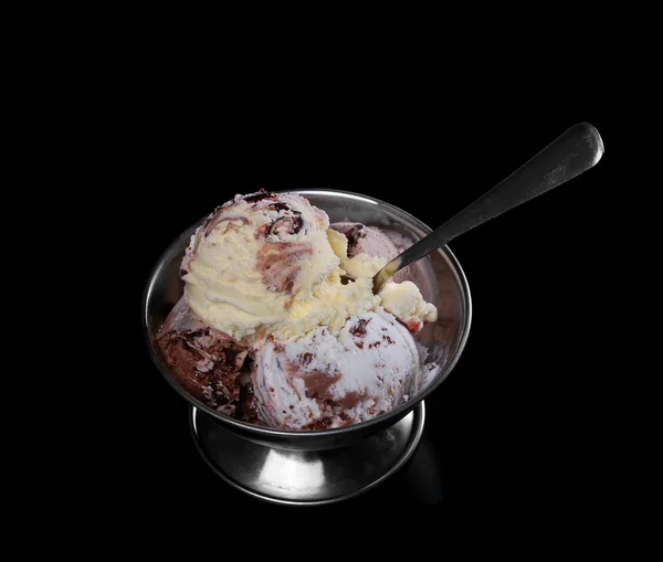 Meyve ve siyah arka plan üzerine izole metal kapta çikolatalı dondurma — Stok fotoğraf