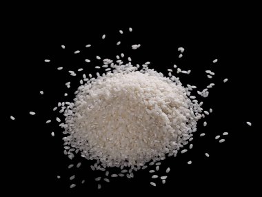 İzole bir siyah arka plan üzerine beyaz pirinç kazık