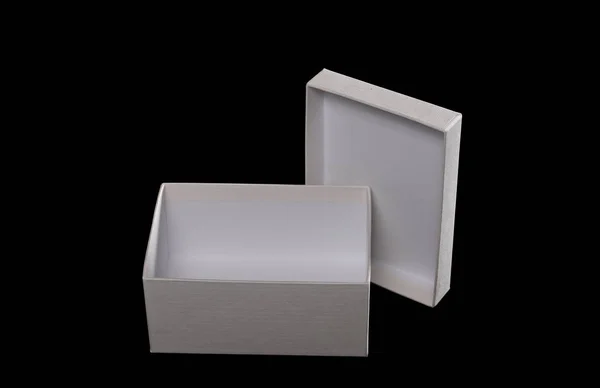 Beyaz açık karton kutu siyah arka plan üzerine izole kapak ile — Stok fotoğraf