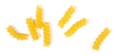 Sarı İtalyan sarmal şeklinde makarna, makarna, izole üzerinde beyaz arka plan, üstten görünüm