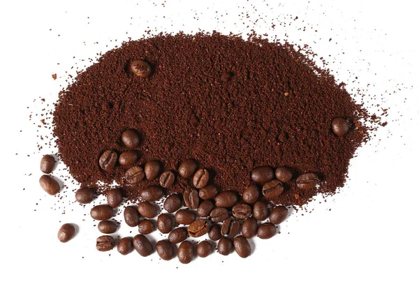 Högen av pulvriserad, instant kaffe och bönor isolerad på vit bakgrund, ovanifrån — Stockfoto