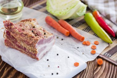 Etli sebze kahverengi ahşap masa üzerinde füme