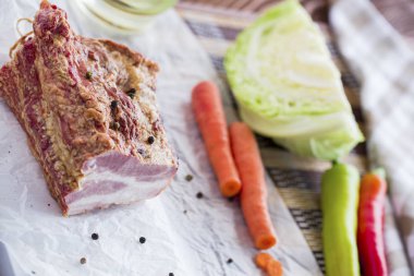 Etli sebze kahverengi ahşap masa üzerinde füme