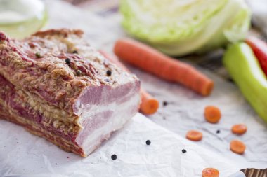 Etli sebze kahverengi ahşap masa üzerinde füme