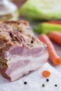 Etli sebze kahverengi ahşap masa üzerinde füme