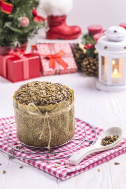 Ayçiçeği ekmek kırıntısı, yeni yıl bez, çay kaşığı beyaz ile 