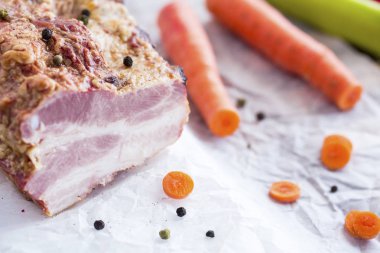 Etli sebze kahverengi ahşap masa üzerinde füme