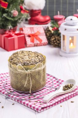 Ayçiçeği ekmek kırıntısı, yeni yıl bez, çay kaşığı beyaz ile 