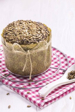 Ayçiçeği ekmek kırıntısı, yeni yıl bez, çay kaşığı beyaz ile 