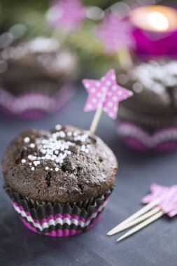 Pembe Punnet içinde kar taneleri ile çikolatalı kek