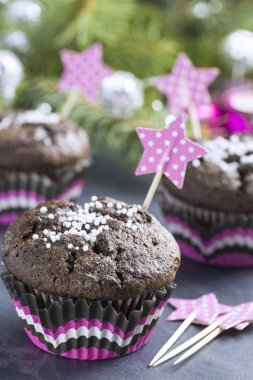 Pembe Punnet içinde kar taneleri ile çikolatalı kek