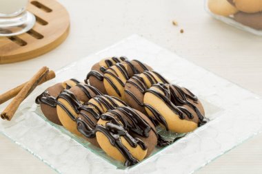 Çikolata tepesi, tarçın ve süt ile Duo sesi Donut tanımlama