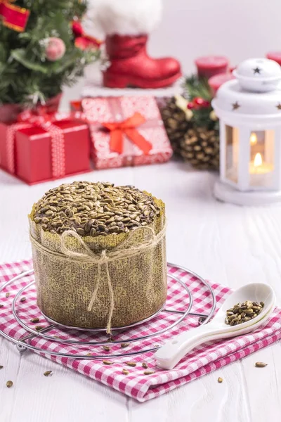 Ayçiçeği ekmek kırıntısı, yeni yıl bez, çay kaşığı beyaz ile 