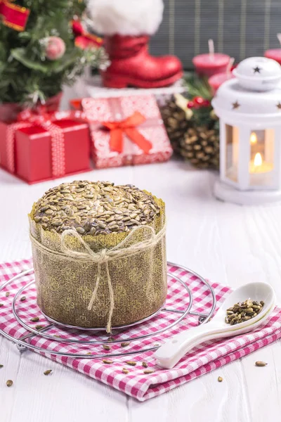 Ayçiçeği ekmek kırıntısı, yeni yıl bez, çay kaşığı beyaz ile 